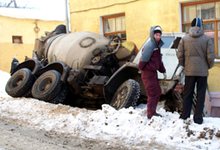 КамАЗ врезался в жилой дом