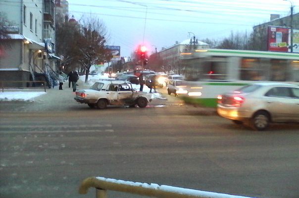 Из-за столкновения в ДТП «Хонды» и «Лады» на Воровского образовалась пробка