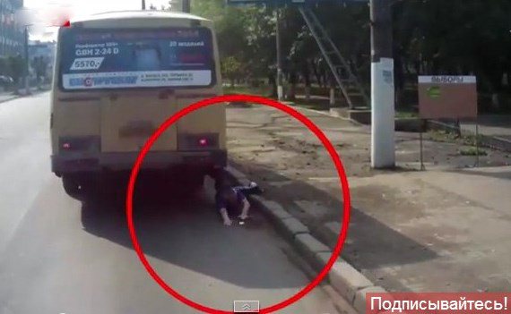 Автомобилисты сняли на видео, как автобус протащил пассажира по дороге