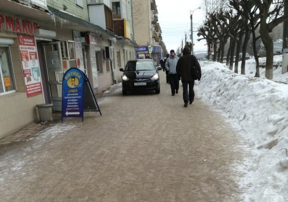 Хамы на дорогах Кирова: Хендай из Москвы припарковался прямо на тротуаре