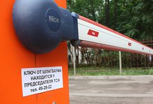 Шлагбаум во дворе: не проедет никто, даже спецтранспорт