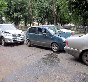 Тройная авария на Октябрьском проспекте: Toyota, Daewoo и Mercedes