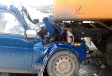 На Новом мосту «Нива» врезалась в припаркованный ЗИЛ