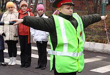 Детей оденут в светоотражающие жилеты