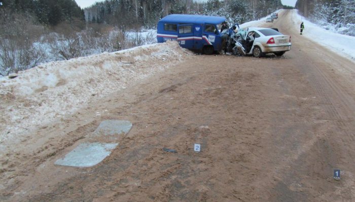 «Форд» врезался в УАЗ «Почты России»: водитель иномарки погиб