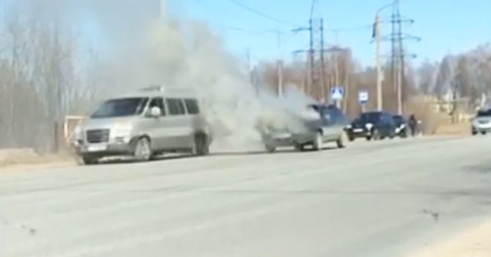 В Чепецке загорелся автомобиль у поста ДПС
