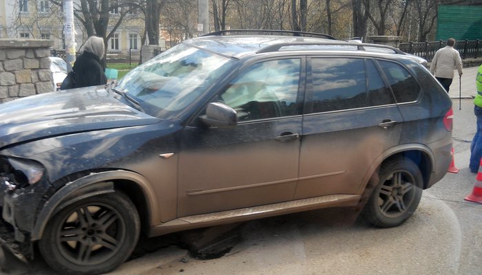 «Фольксваген» влетел в BMW у «Октября»: пострадала женщина