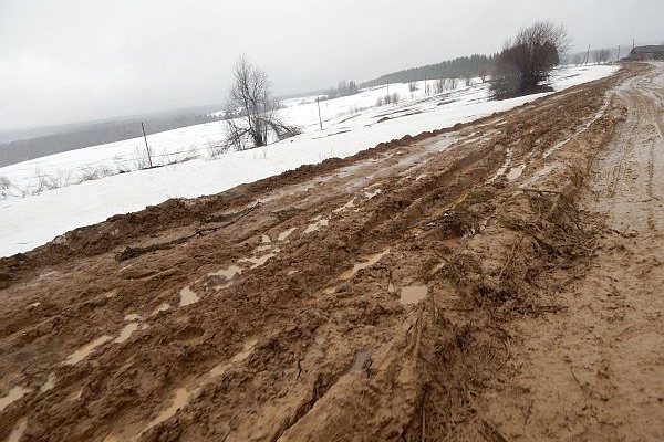 С приходом весны дороги в Омутнинске превратились в грязевое месиво