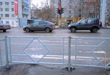 Прохода нет! У Зонального люди переходят дорогу по закрытому переходу