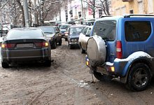 Неудачный маневр на узкой улице привел к ДТП