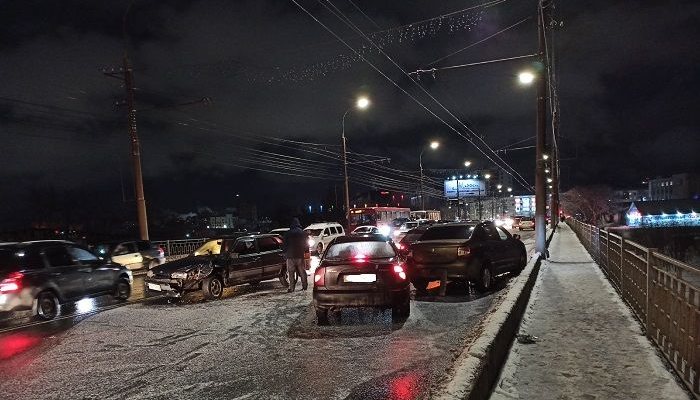 «Машины и троллейбусы рассыпаны по мосту»: в Кирове произошло массовое ДТП