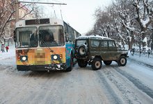 Авария: троллейбус и УАЗ перегородили Октябрьский проспект