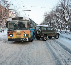 Авария: троллейбус и УАЗ перегородили Октябрьский проспект