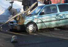 Бетонный столб упал на автомобиль