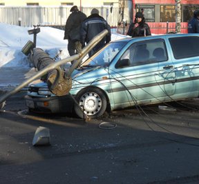 Бетонный столб упал на автомобиль