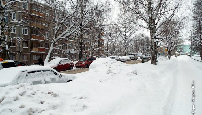 Последствия снегопада: улицы стали узкими из-за «подснежников»