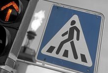 Водитель не смог остановить автобус и сбил бабушку на «зебре»