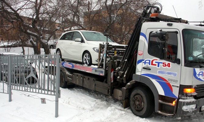 Уборка снега: водители даже не замечают, что их машину эвакуируют