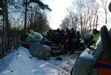 На старом мосту «Рено» столкнулся с «Тойотой» и «Фордом»: на дороге лежит тело