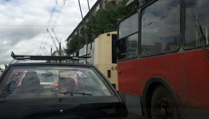 Ремонт дороги и ДТП: центр Кирова встал в пробке 