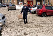 Скоро Новый год. В городе грязь и снежная каша