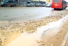 Эх, дороги!.. Опасные ямы в Кирове засыпают щебнем