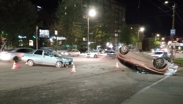Известны подробности жесткой аварии в Кирове с перевернутой Lada Xray