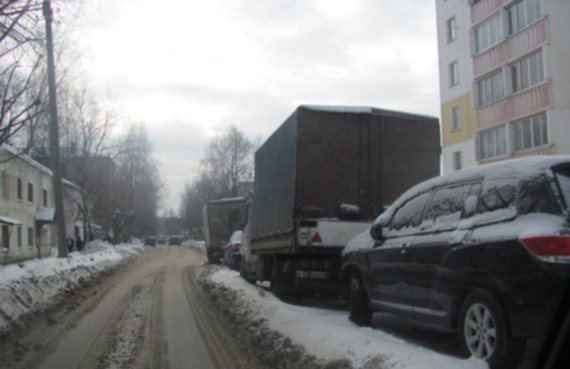 Уборку снега затрудняют припаркованные машины
