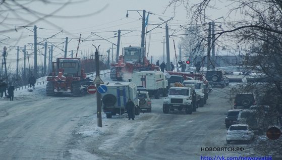 Жители Нововятска добирались пешком до дома из-за ЧП на переезде