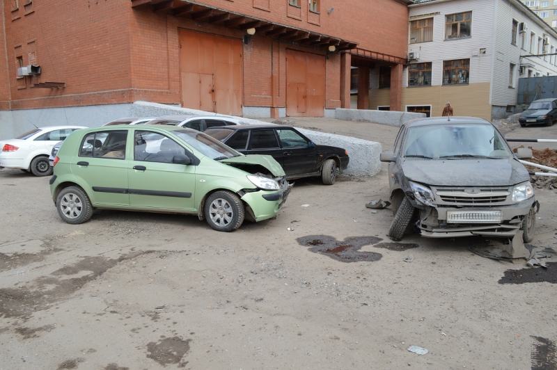 Повредили автомобиль во дворе