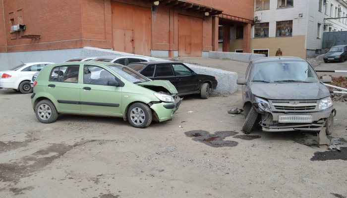 Автоледи протаранила 6 машин во дворе Кировского ГИБДД