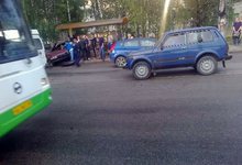 На Октябрьском проспекте легковушка вылетела на остановку 