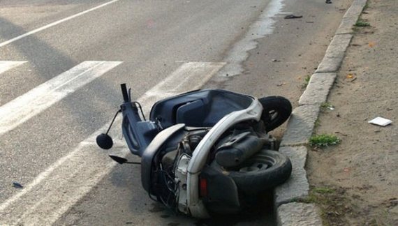 На Воровского скутер врезался в «Шевроле» 