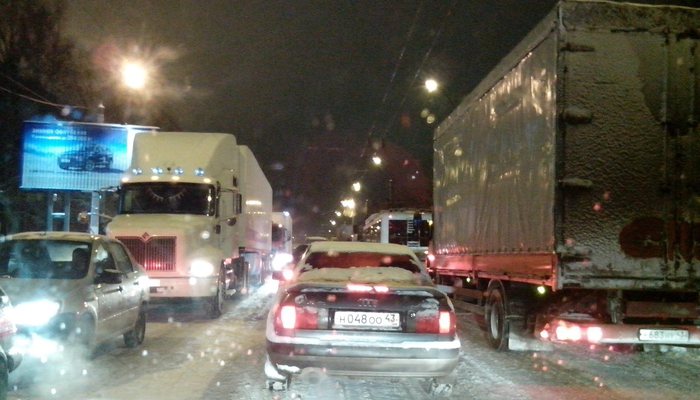Снегопад в Кирове: на дорогах пробки, возможен ледяной дождь