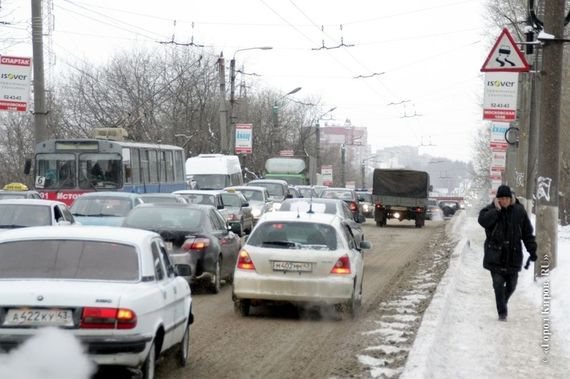 Киров в пробках: из-за непогоды город ждет транспортный коллапс