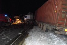 На трассе Киров – Пермь столкнулись 2 грузовых «Мерседеса»: есть погибший