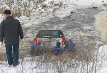 Водитель Тойоты вылетел с трассы в реку