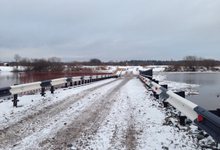 Чепчане пытаются помешать разборке понтонного моста