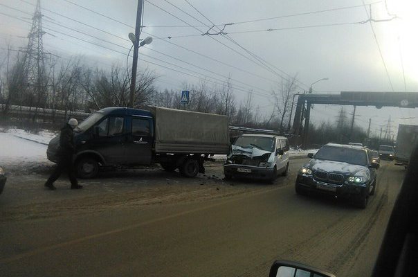 Из-за ДТП Луганская встала в пробке