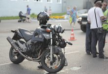 Мотоциклист с пассажиром врезались в Volvo