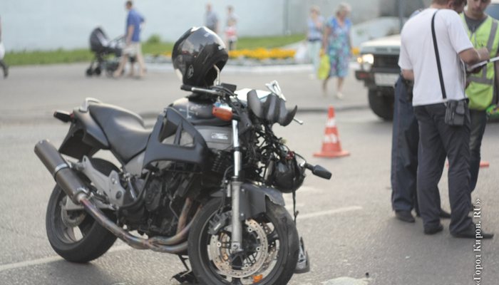 Мотоциклист с пассажиром врезались в Volvo
