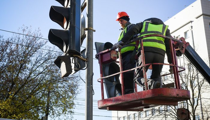 В Кирове на семи перекрёстках заменят светофоры