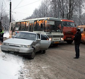 Утром из-за аварии был парализован Октябрьский проспект