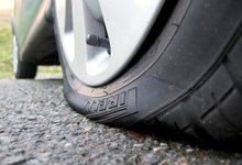 У восьми машин ГИБДД прокололи колеса