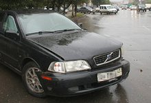 После ДТП машина потеряла управление и врезалась в бордюр