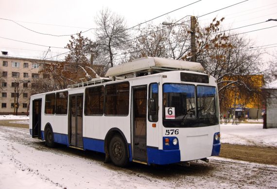 Странное ПДД: троллейбусы снимают, а автобусы нет