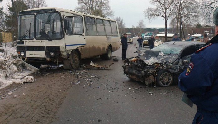 В Демьяново автобус столкнулся с «Фордом»