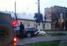 На Воровского врезались в столб две иномарки