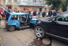 «Фольксваген» врезался в «Оку» и та развалилась на части