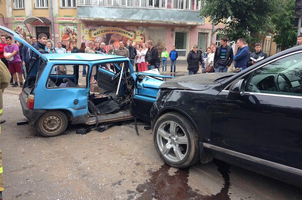 «Фольксваген» врезался в «Оку» и та развалилась на части